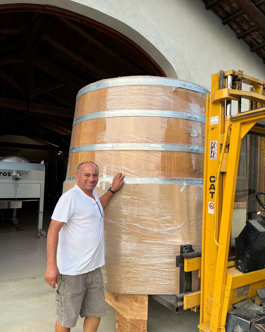 Leonardo Sanso accanto al tino di rovere nuovo appena arrivato in cantina
