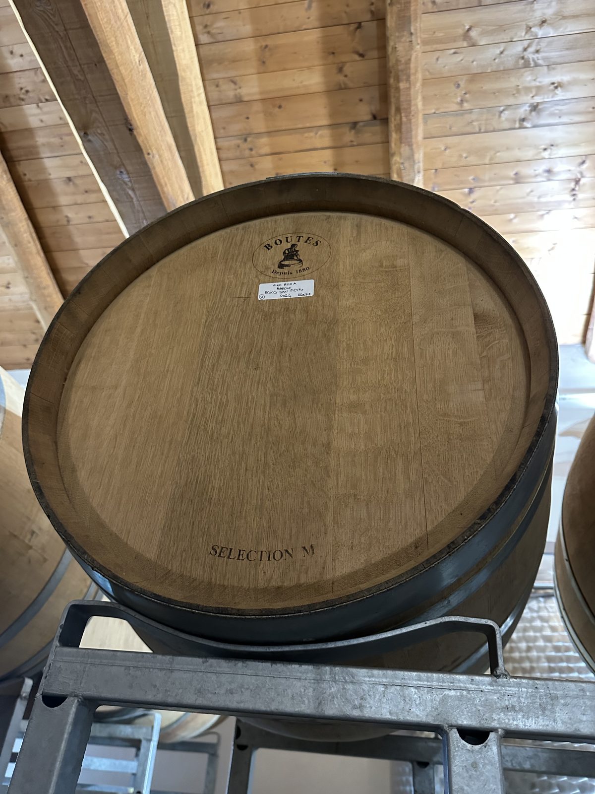 Una barrique di rovere francese con il cartellino Barolo Bricco San Pietro