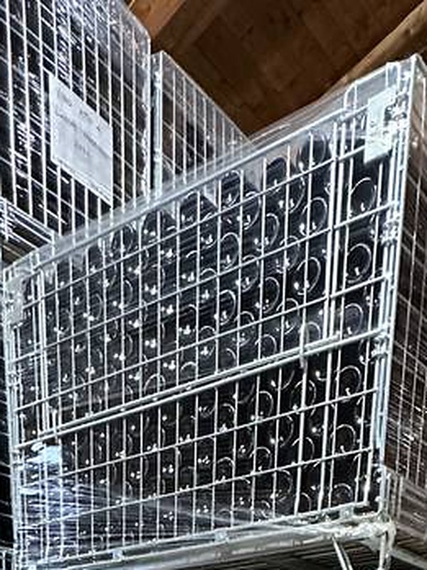 Le gabbie di bottiglie in affinamento nella cantina